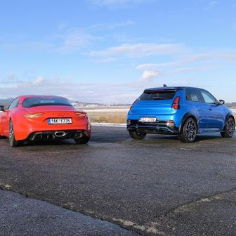 Obě auta jsou určená pro rozdílnou klientelu, nekonkurují si a představují ukázku směřování značky v minulosti a do budoucnosti.