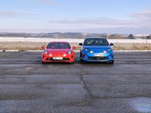 Až při postavení obou aut vedle sebe nicméně vynikne, jak moc je A290 vysoká a svým způsobem zavalitá.