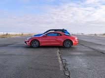 I z profilu vynikne značný rozdíl ve výšce obou aut. A také delší karoserie červeného kupé.