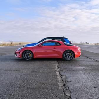 I z profilu vynikne značný rozdíl ve výšce obou aut. A také delší karoserie červeného kupé.