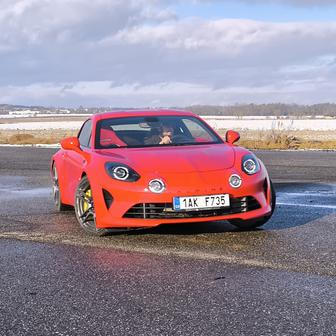 Jízdní vlastnosti benzinové zadokolky se sedmistupňovým dvouspojkovým automatem jsou ale nedostižné. Auto není nedotáčivé ani přetáčivé, bavit se s ním bude i méně zkušený řidič.