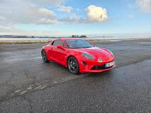 Design je i více než osm let po představení nadčasový a pohledný. Verze S se už neprodává, blízké provedení GTS stojí dva miliony.