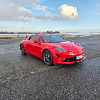 Design je i více než osm let po představení nadčasový a pohledný. Verze S se už neprodává, blízké provedení GTS stojí dva miliony.