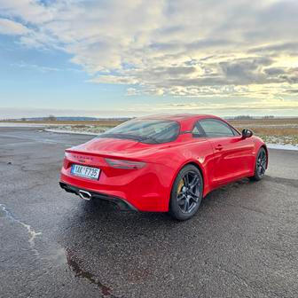 Doprovází ho navíc zvuk benzinového čtyřválce, který si ve sportovním režimu umí i pěkně zaprskat.