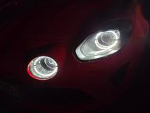 Přední diodová světla svým tvarem evokují staré modely francouzské značky.