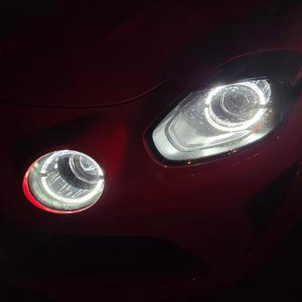 Přední diodová světla svým tvarem evokují staré modely francouzské značky.