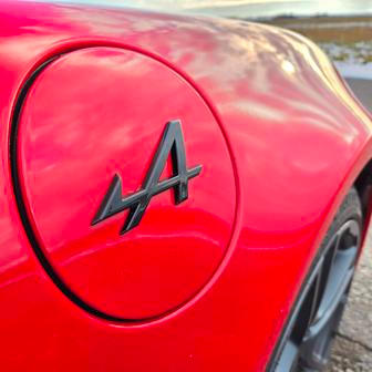 Na předních blatnících jsou loga Alpine...