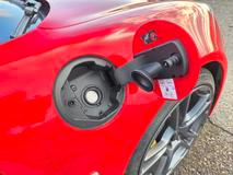 ... a pod pravým se ukrývá hrdlo nádrže.