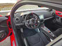 Interiér je orientovaný na řidiče. Volant padne okamžitě do ruky, sedadla podrží tělo i při sportovní jízdě, nikde nečekejte dotykové plochy a další vymoženosti.