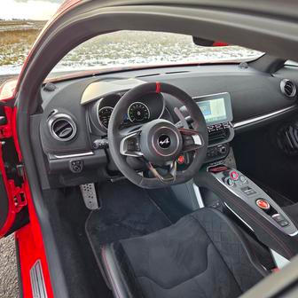 Interiér je orientovaný na řidiče. Volant padne okamžitě do ruky, sedadla podrží tělo i při sportovní jízdě, nikde nečekejte dotykové plochy a další vymoženosti.