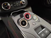 Ovládání automatické převodovky je v benzinové i elektrické Alpine stejné.