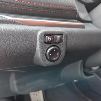 ... stejně jako třeba ovládání zrcátek vlevo od volantu.