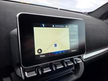 Malá obrazovka má bezdrátové rozhraní Apple CarPlay i Android Auto, umí zobrazit telemetrická data a systém disponuje i vestavěnou navigací. Rozlišení i responzivita jsou ale horší.