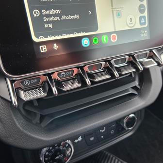 Fyzická tlačítka ovládají vypínání systému start-stop nebo kontroly trakce. Klimatizace má níže také svůj samostatný panel.