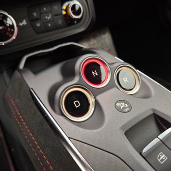 Ovládání automatické převodovky je v benzinové i elektrické Alpine stejné.