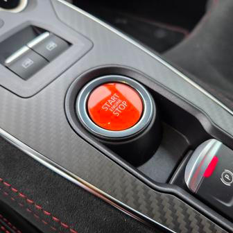 Startuje se velkým červeným tlačítkem.