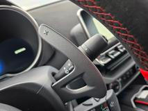 Dvouspojkový automat má i manuální režim s řazením pádly pod volantem.