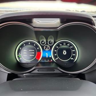 Digitální budíky mají kapličku jako analogové, jsou přehledné a zobrazují všechny důležité informace.