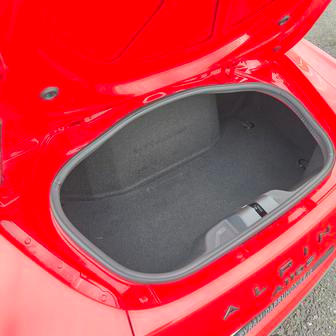 Malý zavazadlový prostor má 190 litrů, vejde se tam třeba batoh nebo menší nákup.