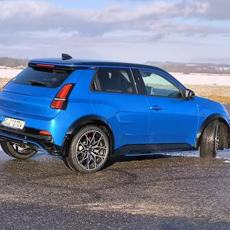 Může za to řada změn oproti výchozí R5. Ve verzi GTS navíc doprovázená elektromotorem o výkonu 160 kW.