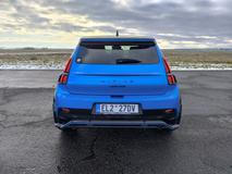 Vertikální zadní světla jsou shodná s R5.