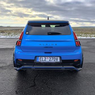 Vertikální zadní světla jsou shodná s R5.