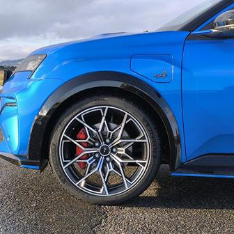 Kola mají standardně 19 palců, o jeden více než u A110. Navíc se jejich design jmenuje pro zimu příznačně "sněhová vločka".