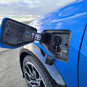 Nabíjecí port je podobně jako hrdlo nádrže u kupé vpředu. Jen u hatchbacku je umístěné vlevo. Maximální DC výkon je 100 kW a AC výkon 11 kW.