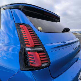 Že spolu s R5 získala A290 titul evropského Auta roku, připomíná nálepka na zadním okně.