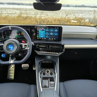 Kabina z R5 hodně vychází, nicméně úplně stejná není a úpravy designové i funkční jsou určitě ku prospěchu věci.