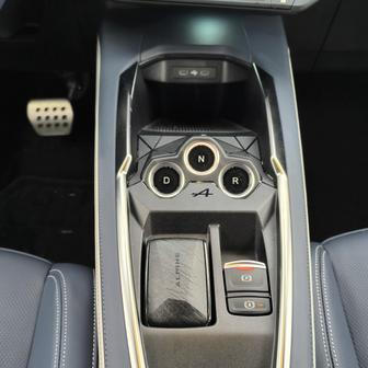 Třeba ovládání automatu se zpoza volantu přesunulo na středový tunel: stejnými tlačítky jako u A110.