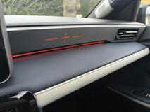 Před spolujezdcem najdete podsvícené označení vozu.