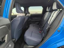 Vzadu jsou tři místa, prostor je podobně jako u R5 ale hlavně před koleny trochu omezený.