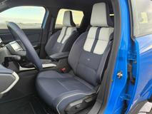 Přední sedadla mají tvar připomínající někdejší R5 Turbo, standardně jsou elektricky nastavitelná a vyhřívaná a u verze GTS jsou čalouněná kůží Nappa.