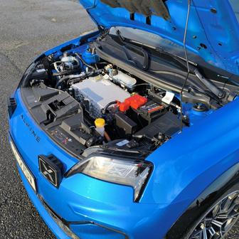 Pod přední kapotou je 160kW elektromotor, základní model má výkon o 30 kW nižší.