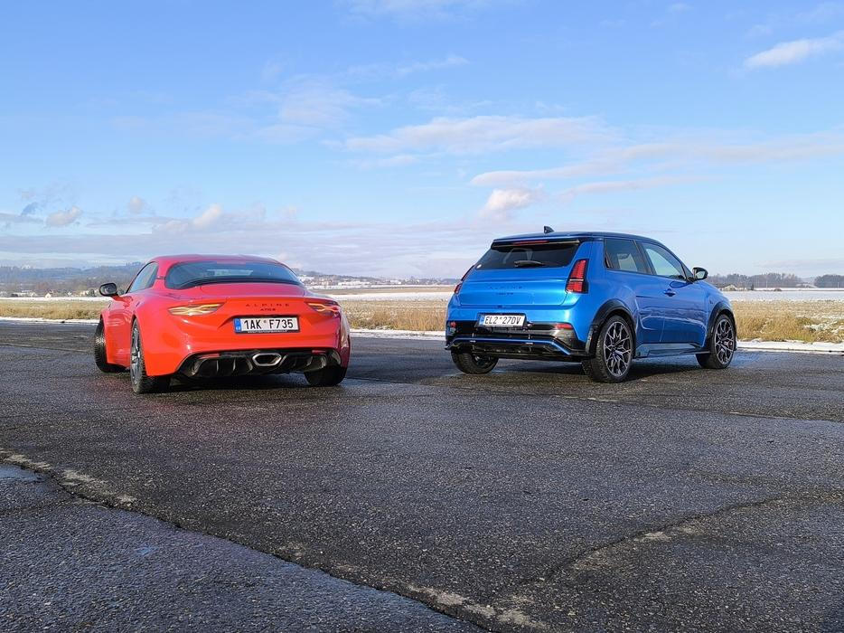 Obě auta jsou určená pro rozdílnou klientelu, nekonkurují si a představují ukázku směřování značky v minulosti a do budoucnosti.