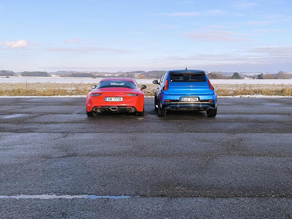 Vyšší je samozřejmě i světlá výška, hatchback je širší a prostornější.