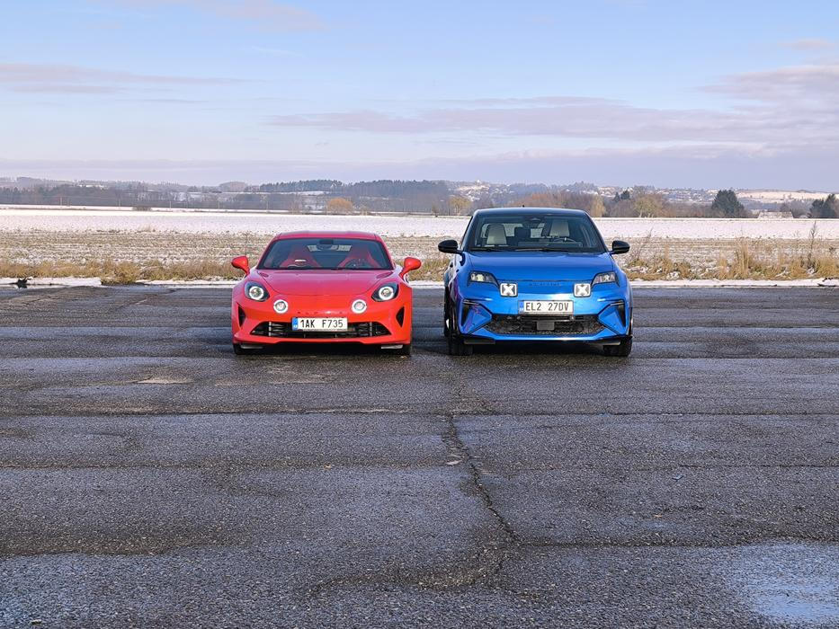 Až při postavení obou aut vedle sebe nicméně vynikne, jak moc je A290 vysoká a svým způsobem zavalitá.