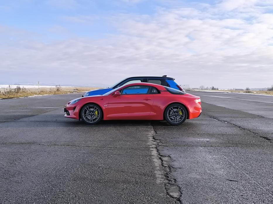 I z profilu vynikne značný rozdíl ve výšce obou aut. A také delší karoserie červeného kupé.