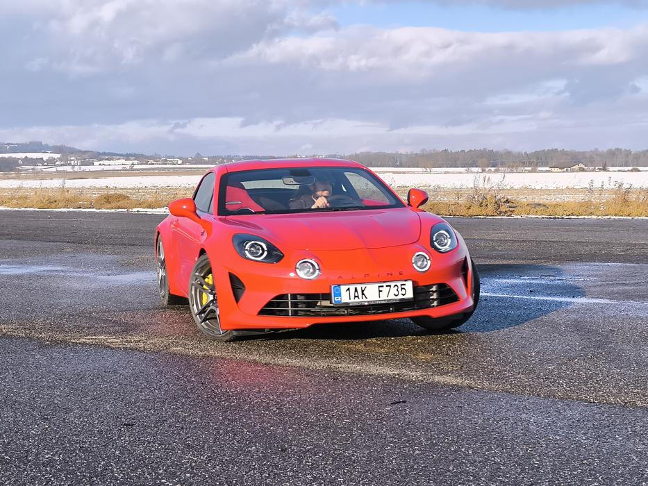 Jízdní vlastnosti benzinové zadokolky se sedmistupňovým dvouspojkovým automatem jsou ale nedostižné. Auto není nedotáčivé ani přetáčivé, bavit se s ním bude i méně zkušený řidič.