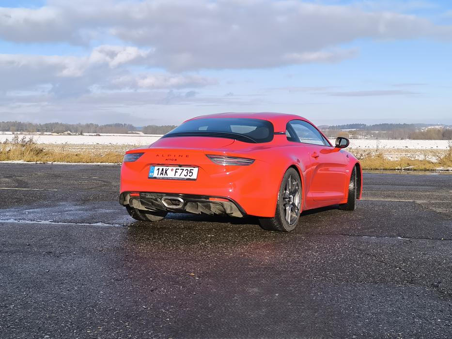 Na druhou stranu je A110 S použitelná na každý den: podvozek není v normálním provozu přehnaně tvrdý, spotřeba se umí držet kolem osmi litrů.