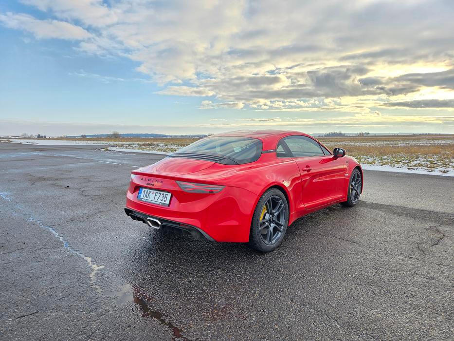 Doprovází ho navíc zvuk benzinového čtyřválce, který si ve sportovním režimu umí i pěkně zaprskat.