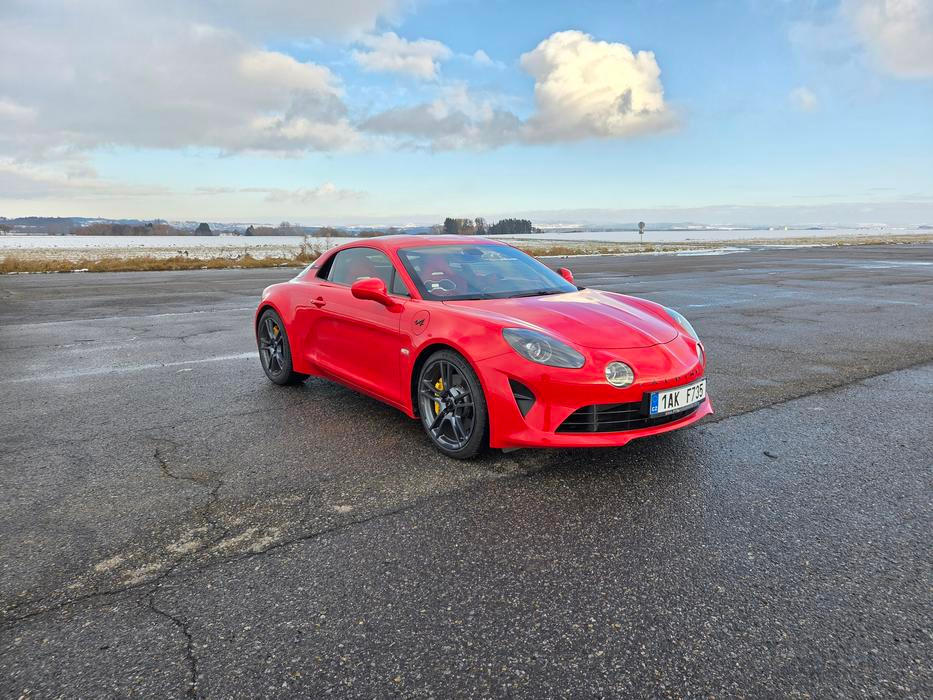 Design je i více než osm let po představení nadčasový a pohledný. Verze S se už neprodává, blízké provedení GTS stojí dva miliony.