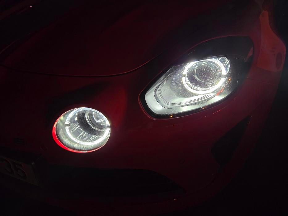 Přední diodová světla svým tvarem evokují staré modely francouzské značky.