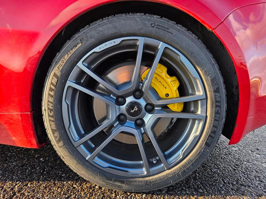 18palcová kola jsou standardní výbavou A110 GTS, s červenou karoserií kontrastují žluté brzdové třmeny.