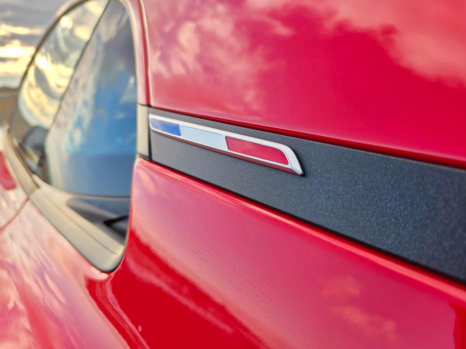 Jak A110, tak A290 mají různě po karoserii schované francouzské vlajky.