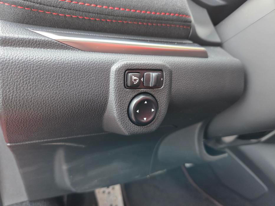 ... stejně jako třeba ovládání zrcátek vlevo od volantu.