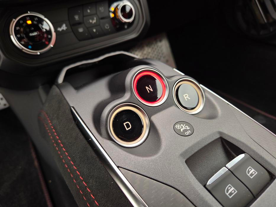 Ovládání automatické převodovky je v benzinové i elektrické Alpine stejné.