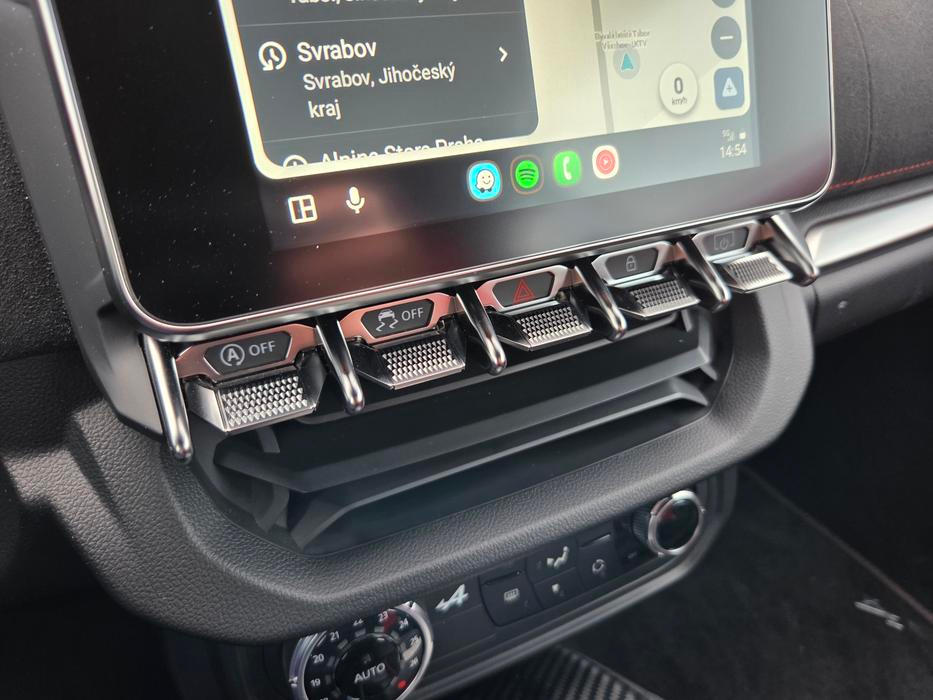Fyzická tlačítka ovládají vypínání systému start-stop nebo kontroly trakce. Klimatizace má níže také svůj samostatný panel.