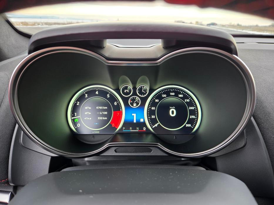 Digitální budíky mají kapličku jako analogové, jsou přehledné a zobrazují všechny důležité informace.